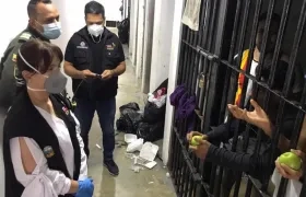 La Personera (e) Angélica Ávila, dialogando con los internos.