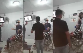 Salida de Manfredo Mendoza de la Clínica Los Almendros.