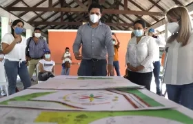 La Gobernadora Elsa Noguera, revisando los planos del proyecto.