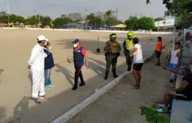 La Patrulla Covid durante el operativo en la cancha del barrio Simón Bolívar.