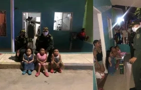 Entrega de ayudas por parte de la Policía.