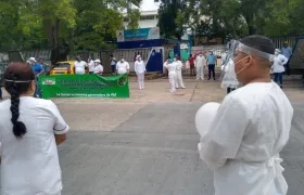 Los trabajadores del Cari mental despiden a Fabián Palacios, en medio de una calle de honor.