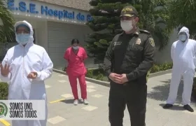 Policía con el personal médico.