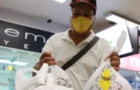 Uno de los hacedores recibiendo su compra.