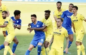 Los dos equipos en el partido.