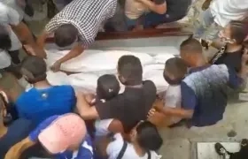 Momento en el que abren la bolsa del cadáver.
