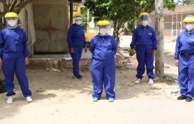 Funcionarios de la Alcaldía de Soledad durante el levantamiento del cerco sanitario.