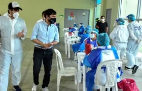 El Alcalde Jaime Pumarejo, inspeccionando el área de muestras rápidas.