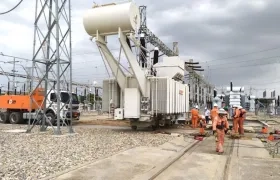 Técnicos trabajando en la recuperación de la subestación Valledupar.