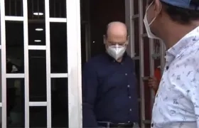 Luis Fernando Acosta Osío, saliendo de su declaración ante magistrado de la Corte.