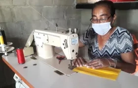 Una modista de la Zona Bananera confeccionando elementos de bioseguridad.