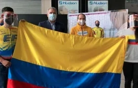 El Presidente Iván Duque y el Ministro Ernesto Lucena entregando el pabellón nacional a los deportistas.
