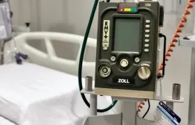 Ventilador y una cama UCI.