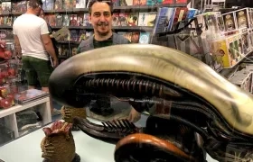 Sergio López, en su tienda de cómics en la calle Zaragoza de la capital andaluza, Nostromo, que ha ganado el premio Will Eisner Spirit of Comics Retailer.
