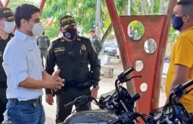 El Secretario del Interior, Carlos Peña Berdugo, entregando la moto a uno de los dueños.