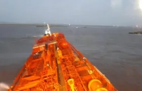 El 'Nordic Wolverine' durante el desencallamiento en la noche de hoy.