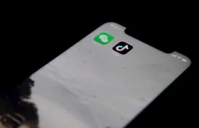 Iconos de las aplicaciones chinas WeChat (i) y TikTok (d).  