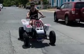 Tito el Bambino conduciendo una cuatrimoto