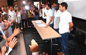 El Alcalde Jaime Pumarejo tomando posesión a los Ediles de las JAL.