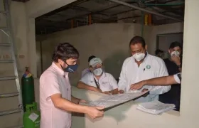 Alcalde observa los planos del Camino Nuevo Barranquilla.