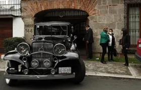 Una carroza fúnebre en lo que fue el domicilio de Mercedes Barcha