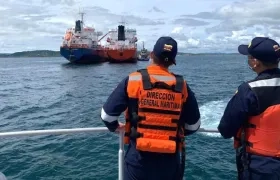 Expertos de la Dimar supervisando las maniobras.