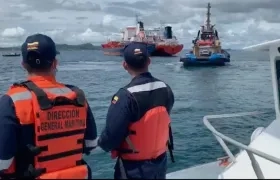 Inspectores de la Dimar supervisando las maniobras.