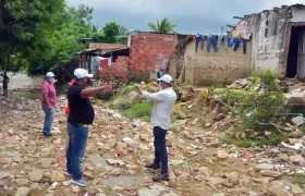 Funcionarios de la Alcaldía verificando la situación en los barrios afectados.