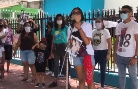 Amigas y familiares exigiendo justicia por el crimen.