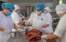 Matronas de Palmar de Varela partiendo el bocadillo.