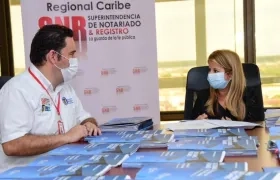 La gobernadora Elsa Noguera, con Daniel Castro de la regional de Supernotariado.