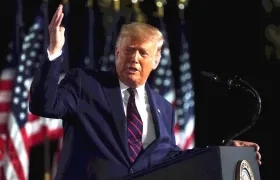 El Presidente Donald Trump saludando a los asistentes a la convención.