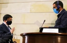 Jorge Enrique Ibáñez, aceptando la elección ante el presidente del Senado, Arturo Char Chaljub.