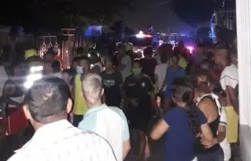 La comunidad se aglomeró en la zona donde la mujer se electrocutó tras caerle la guaya.