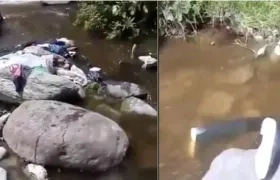 En piedras sobre un río campesinos encontraron los cuerpos.