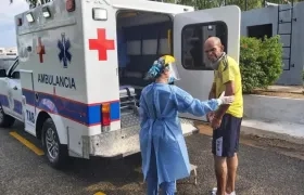 Oswaldo Abello es atendido en una ambulancia.