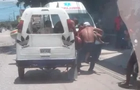 La víctima fue llevada en un motocarro al Hospital Juan Domínguez Romero.