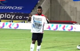 Miguel Ángel  Borja celebrando el gol homenajeando a las víctimas por el Covid-19.