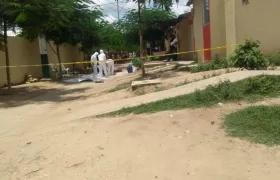 Momento en que el CTI inspeccionaba los cuerpos en el lugar de los hechos. 