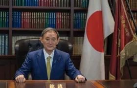 El nuevo líder del PLD, Yoshihide Suga, posa para una imagen oficial en su despacho.