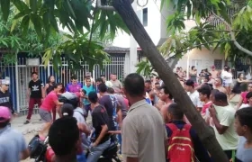 Momentos en que vecinos auxiliaban a la víctima para trasladarlo al centro asistencial.