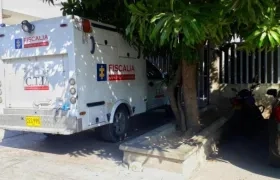 El CTI de la Fiscalía llevó el cuerpo del joven a Medicina Legal. 