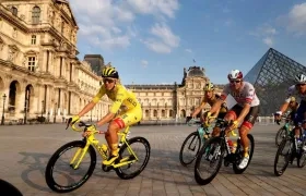 Tadej Pogacar por las calles de París vestido de amarillo. 
