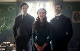 Fotografía cedida hoy por Netflix que muestra a los actores Henry Cavill (i) como Sherlock Holmes, Millie Bobby Brown (c) como Enola Holmes, y Sam Claflin (d) como Mycroft Holmes, durante el rodaje de la película "Enola Holmes".