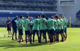 Jugadores del Flamengo hablan antes del entrenamiento. 