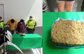 La pareja fue sorprendida con medio kilo de marihuana. 