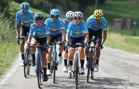  Daniela Atehortúa, Carolina Upegui y Paula Patiño escoltadas por Harold Tejada, Miguel Ángel López y Daniel Martínez.