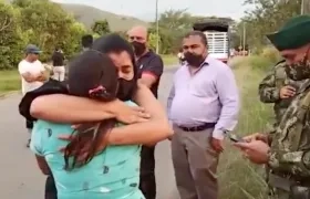Abrazo entre la mamá de Juliana y la hermana del soldado.