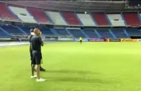 Jugadores del Barcelona hacen el reconocimiento de la cancha. 