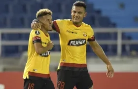 Jugadores de Barcelona celebrando el primer gol de Byron Castillo.